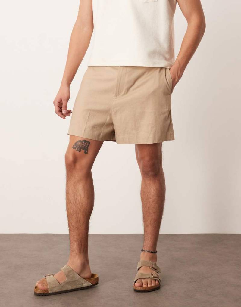 ASOS DESIGN - Schicke kurze Bermuda-Shorts aus Leinenmix in dunklem Steinbeige-Neutral von ASOS DESIGN