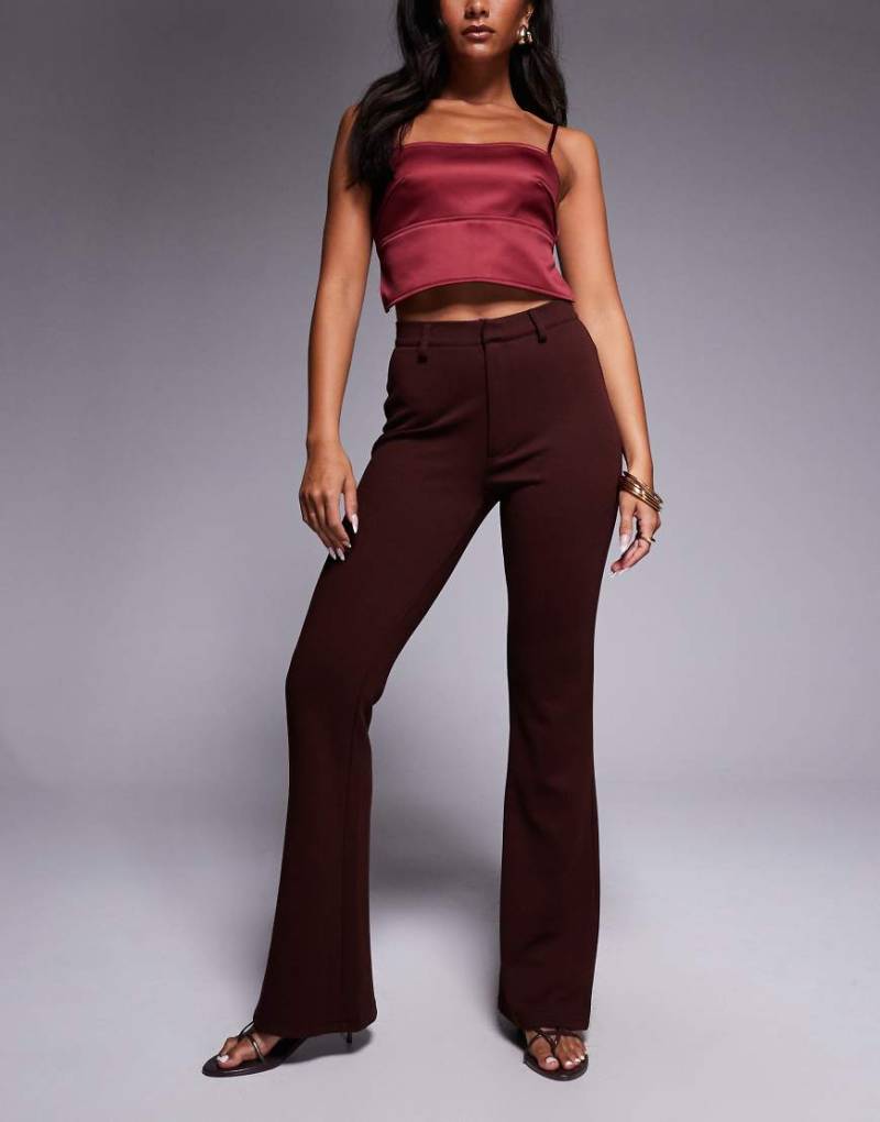ASOS DESIGN - Schlaghose aus Jersey-Twill in Schokobraun mit schmalem Schnitt ASOS DESIGN - Schlaghose aus Jersey-Twill in Schokobraun mit schmalem Schnitt von ASOS DESIGN