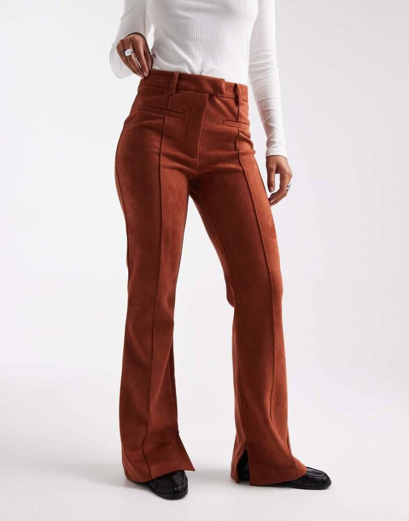 ASOS DESIGN - Schlaghose aus Wildlederimitat in Braun mit aufgesetzter Tasche-Brown von ASOS DESIGN