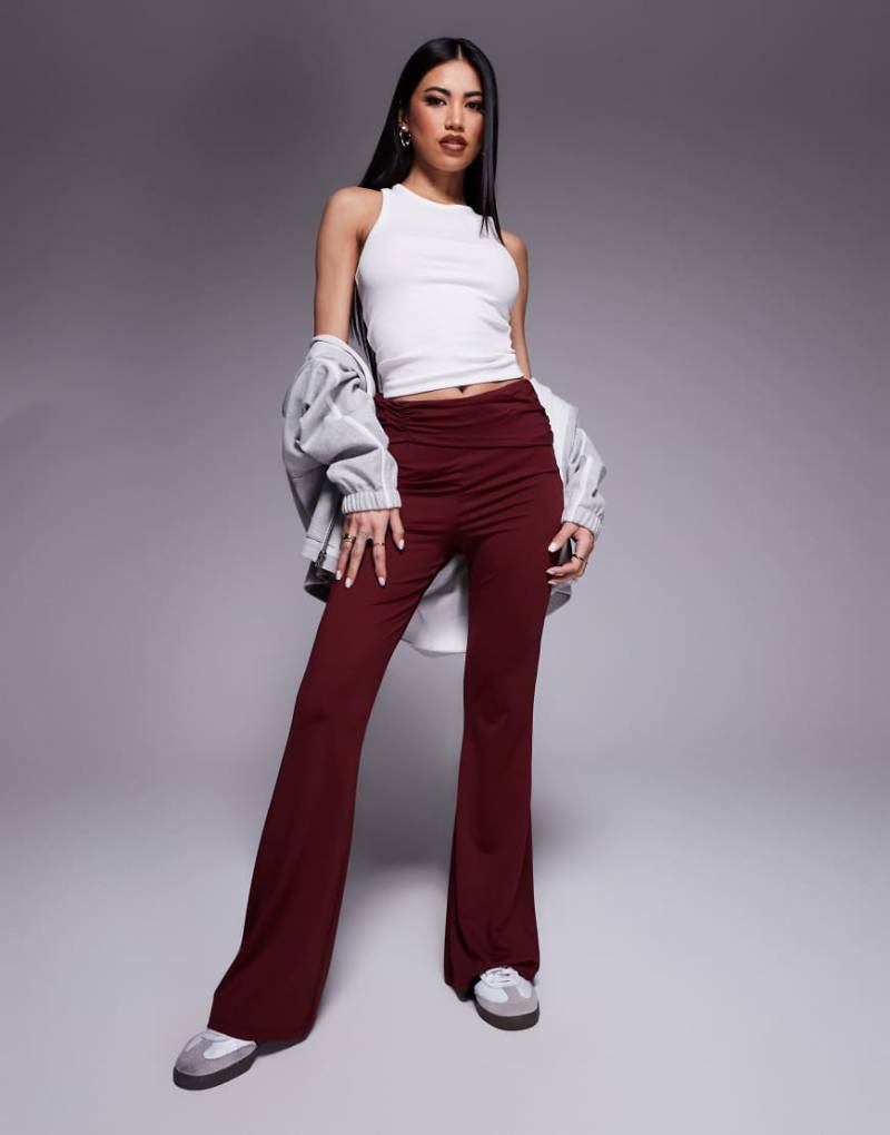 ASOS DESIGN - Schlaghose in Burgunderrot mit geraffter Taille von ASOS DESIGN
