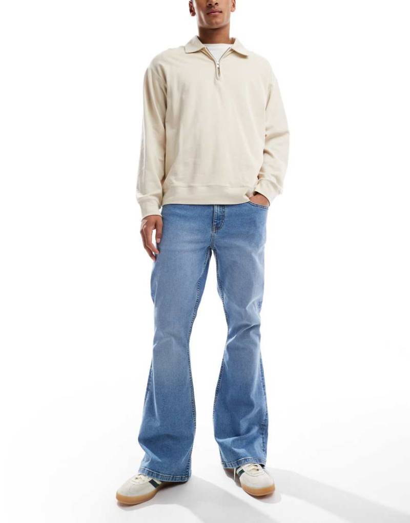 ASOS DESIGN - Schlagjeans in hellblauer Waschung von ASOS DESIGN