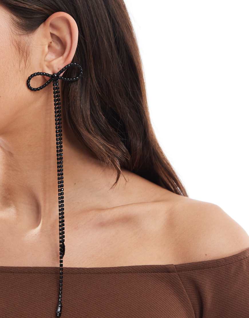 ASOS DESIGN - Schleifenförmige Ohrringe mit Perlenbesatz in Schwarz von ASOS DESIGN
