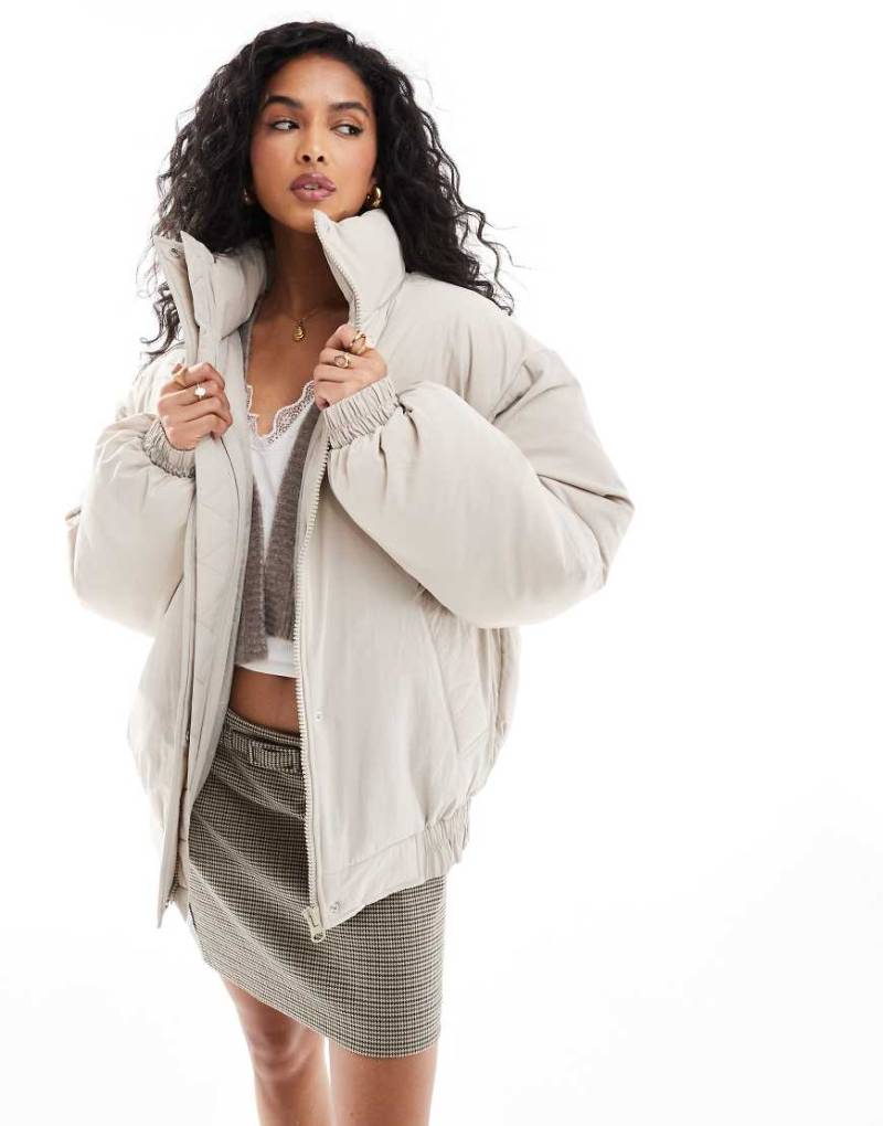 ASOS DESIGN - Schlichte, gesteppte Bomberjacke in Creme mit Stehkragen-Grau von ASOS DESIGN