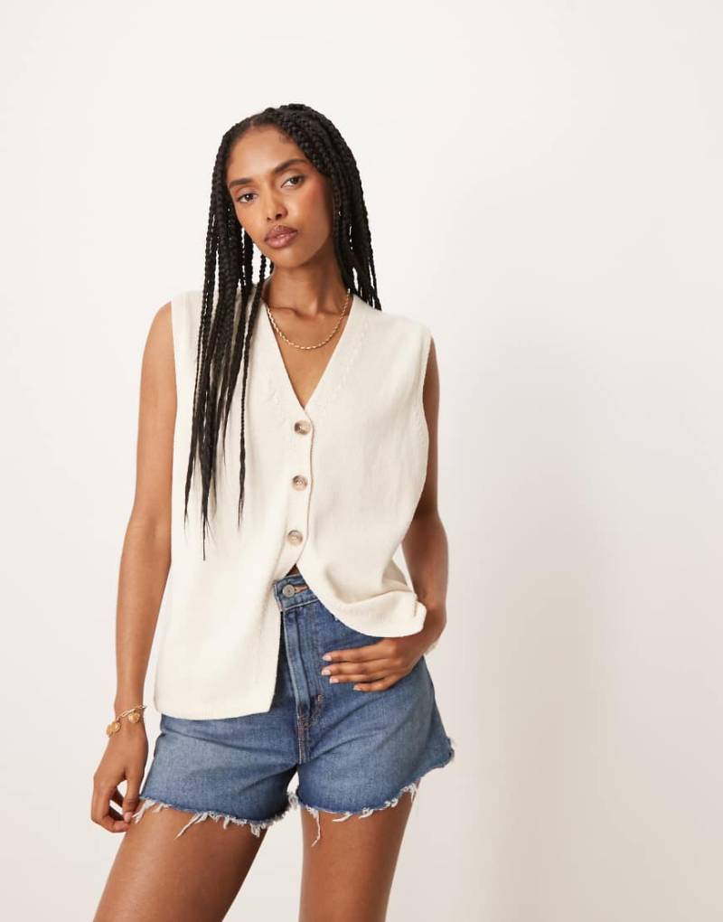 ASOS DESIGN - Schlichte, gestrickte Relaxed-Fit-Weste in Cremeweiß von ASOS DESIGN