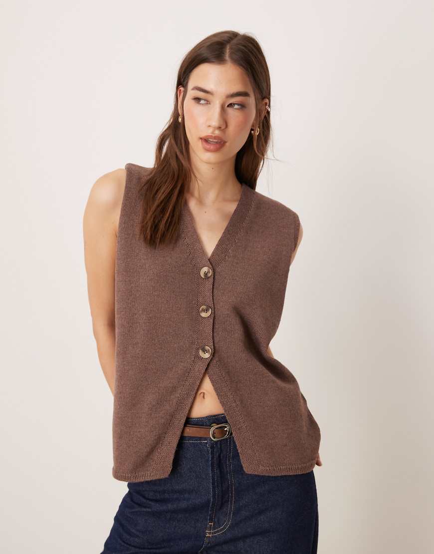 ASOS DESIGN - Schlichte, gestrickte Relaxed-Fit-Weste in Schokobraun ASOS DESIGN - Schlichte, gestrickte Relaxed-Fit-Weste in Schokobraun von ASOS DESIGN