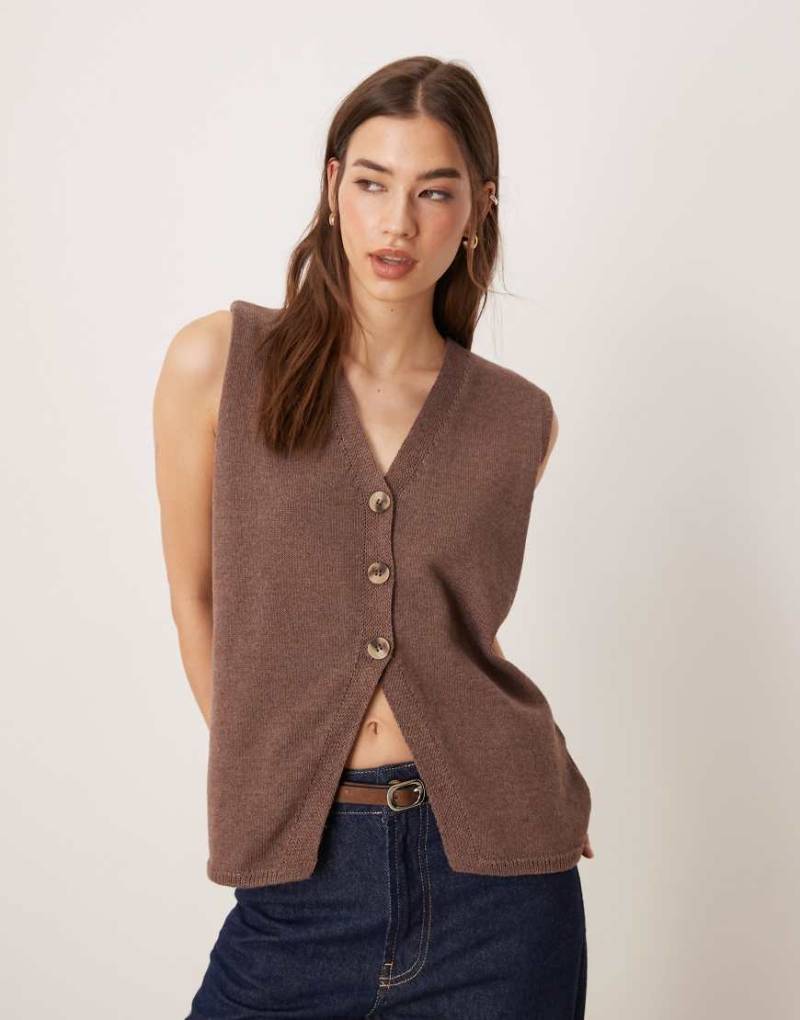 ASOS DESIGN - Schlichte, gestrickte Relaxed-Fit-Weste in Schokobraun von ASOS DESIGN