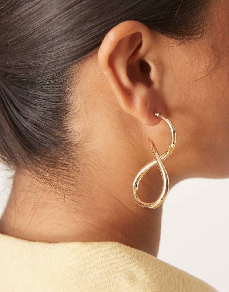 ASOS DESIGN - Schlichte, verdrehte Hängeohrringe in Goldoptik-Goldfarben von ASOS DESIGN