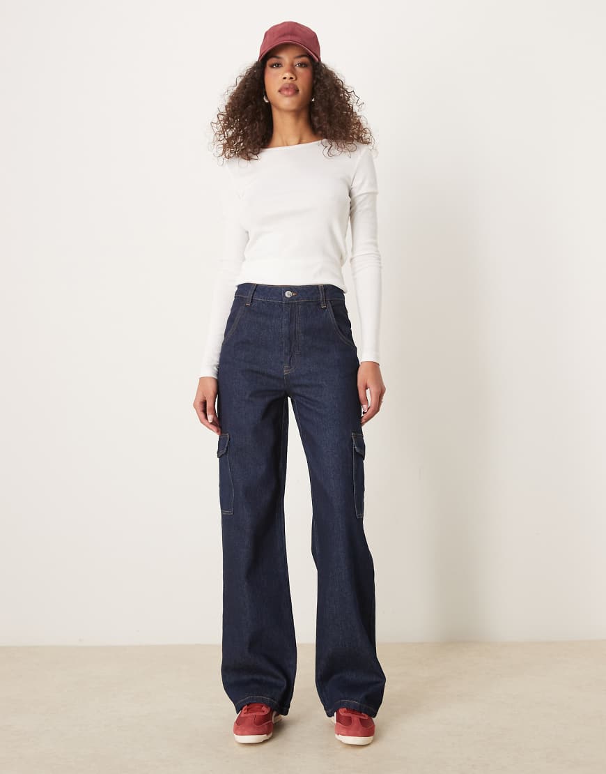 ASOS DESIGN - Schlichte Carpenter-Jeans in Indigoblau mit Utility-Taschen-Marineblau ASOS DESIGN - Schlichte Carpenter-Jeans in Indigoblau mit Utility-Taschen-Marineblau von ASOS DESIGN