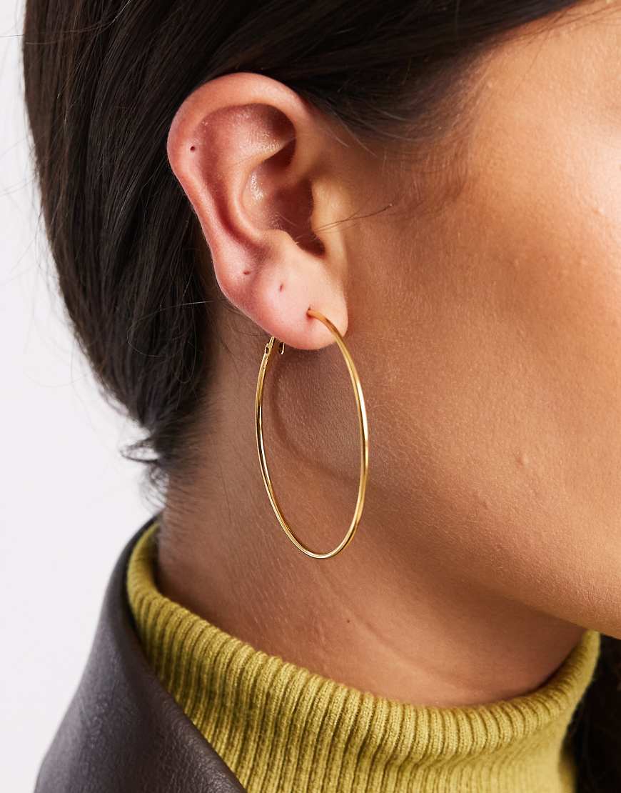 ASOS DESIGN - Schlichte Creolen aus wasserfestem Edelstahl in Goldoptik-Goldfarben von ASOS DESIGN