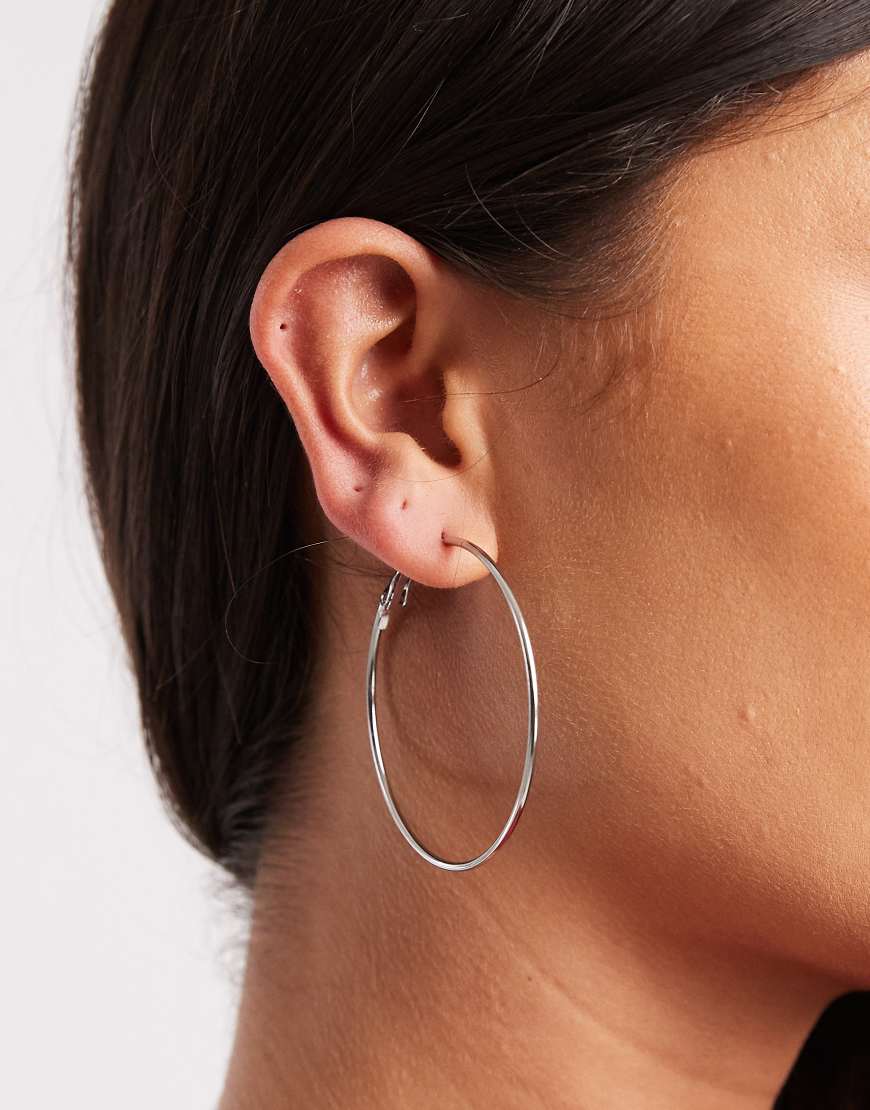 ASOS DESIGN - Schlichte Creolen aus wasserfestem Edelstahl in Silberoptik von ASOS DESIGN