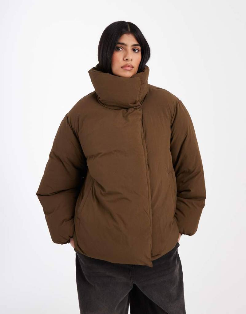 ASOS DESIGN - Schlichte Daunenjacke mit Trichterausschnitt in Olivgrün von ASOS DESIGN