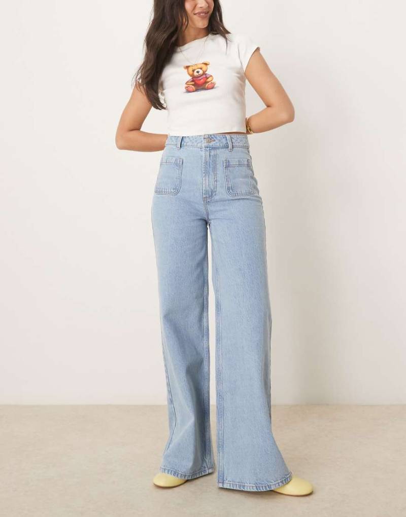 ASOS DESIGN - Jeans in Hellblau mit hohem Bund, weitem Schnitt und Vordertaschen von ASOS DESIGN