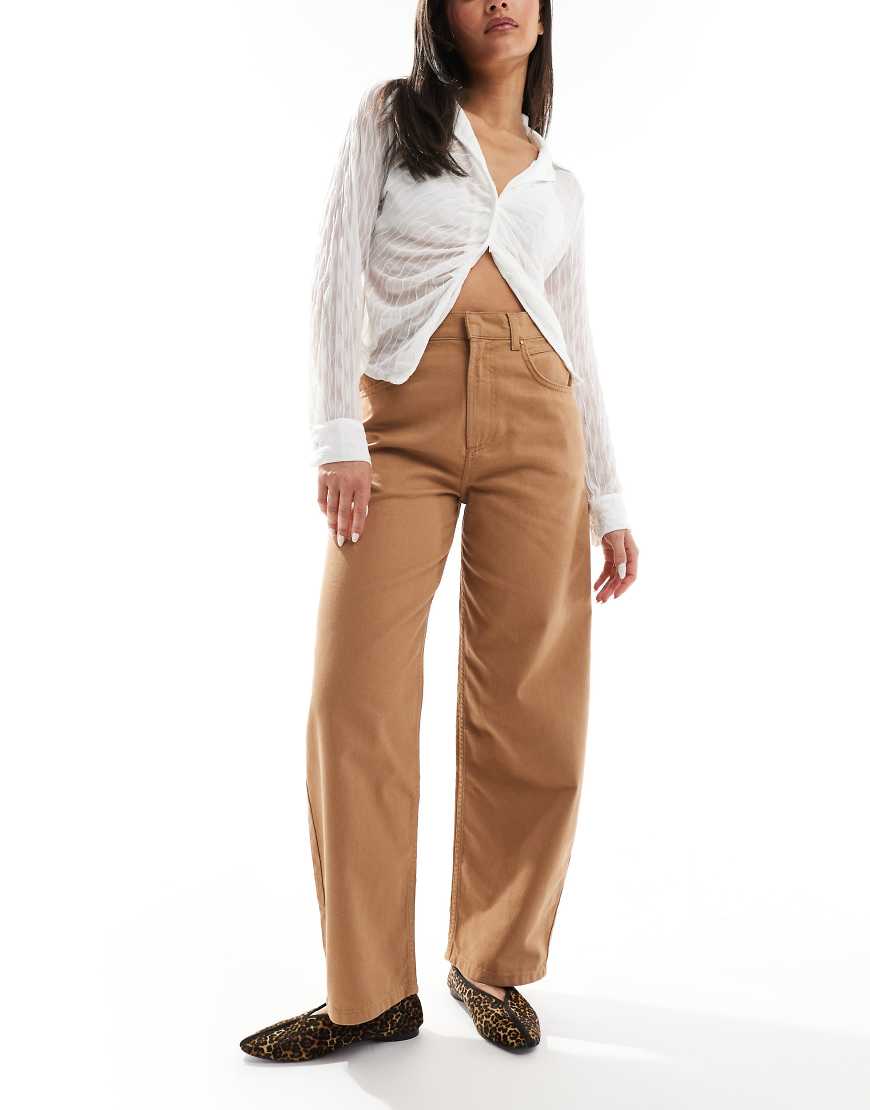 ASOS DESIGN - Jeans in Hellbraun mit goldenen Details und abgerundetem Beinschnitt ASOS DESIGN - Jeans in Hellbraun mit goldenen Details und abgerundetem Beinschnitt von ASOS DESIGN