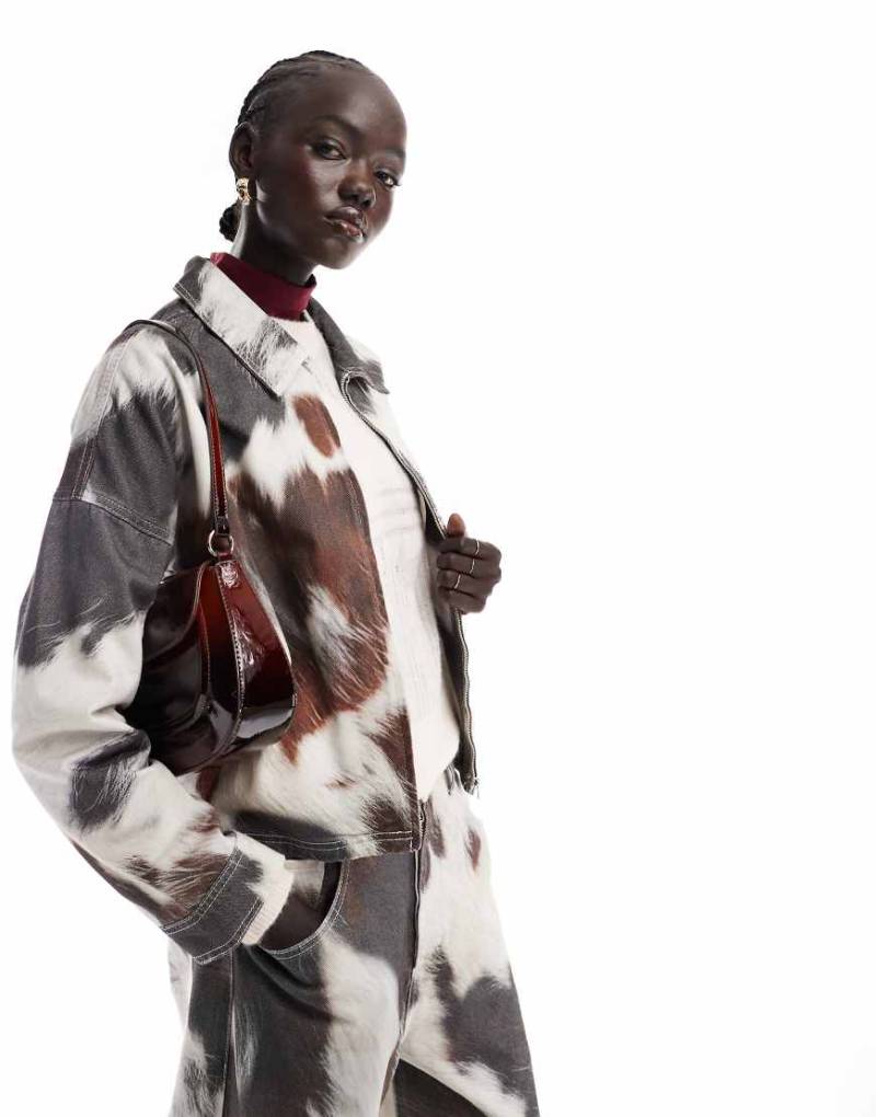 ASOS DESIGN - Schlichte Jeansjacke mit Kragen und Kuhfellmuster-Bunt von ASOS DESIGN