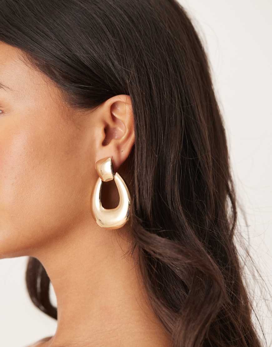ASOS DESIGN - Schlichte Ohrstecker in Türklopfer-Optik in Gold-Goldfarben von ASOS DESIGN