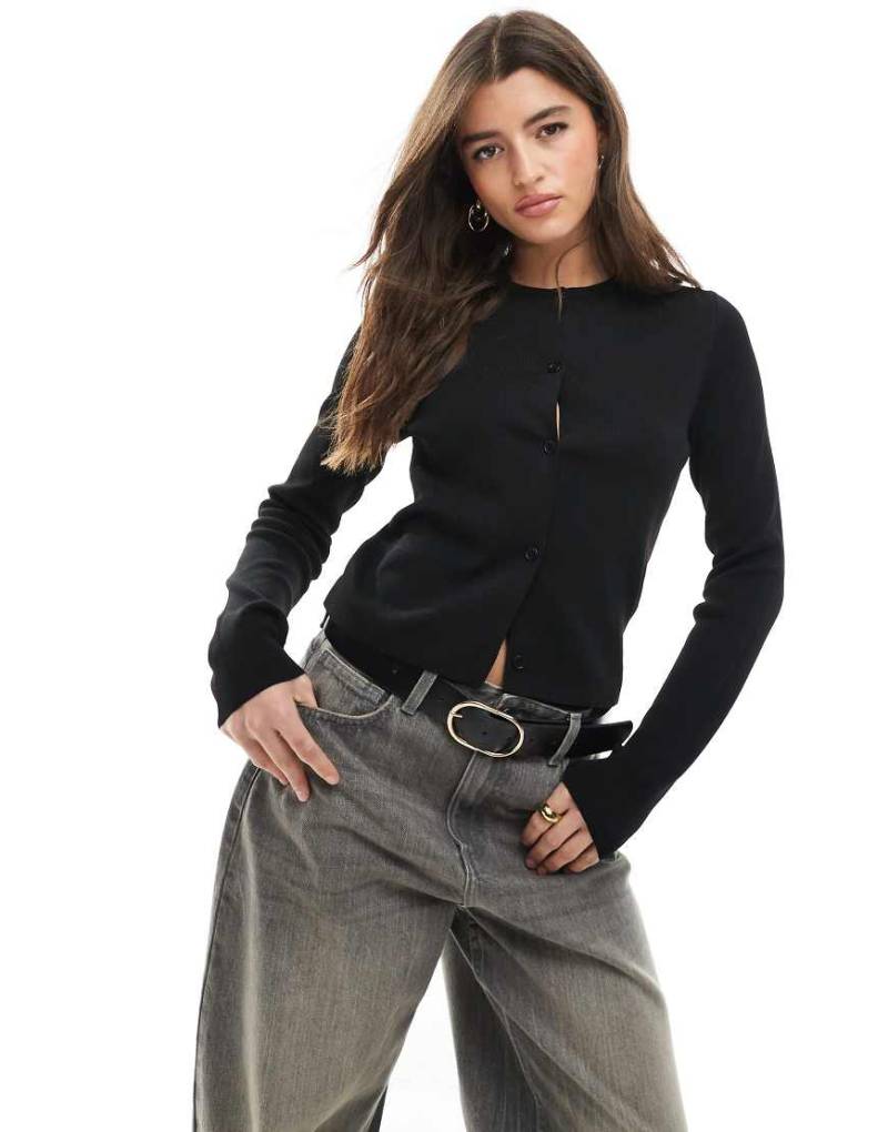 ASOS DESIGN - Schlichte Strickjacke aus kompaktem Strick in Schwarz mit Rundhalsausschnitt und Knopfleiste von ASOS DESIGN