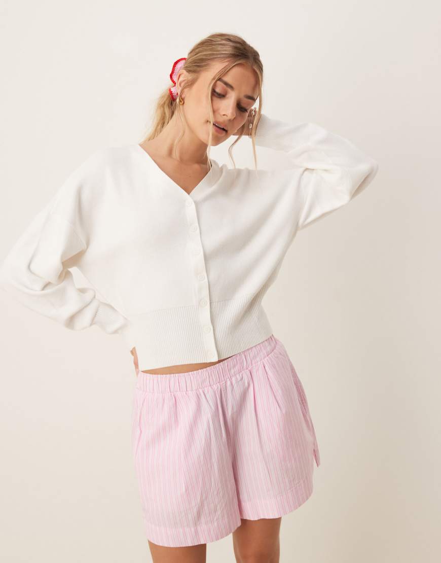 ASOS DESIGN - Schlichte Strickjacke in Creme mit strukturierter Taille-Weiß von ASOS DESIGN