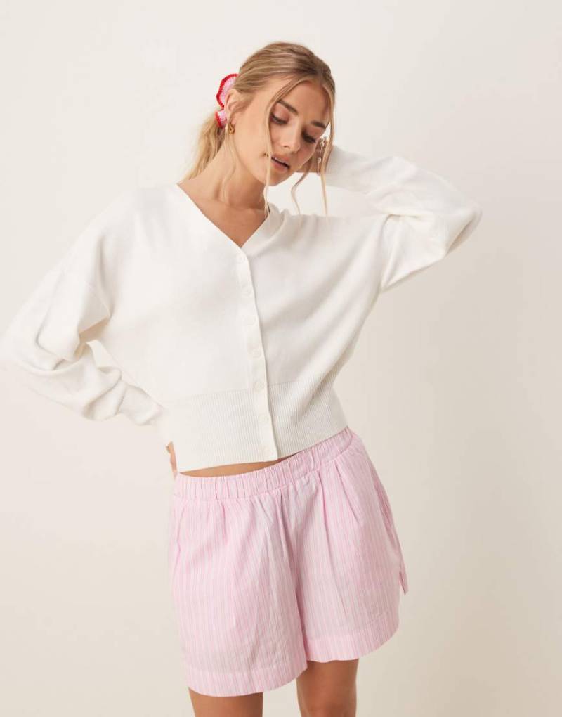 ASOS DESIGN - Schlichte Strickjacke in Creme mit strukturierter Taille-Weiß von ASOS DESIGN
