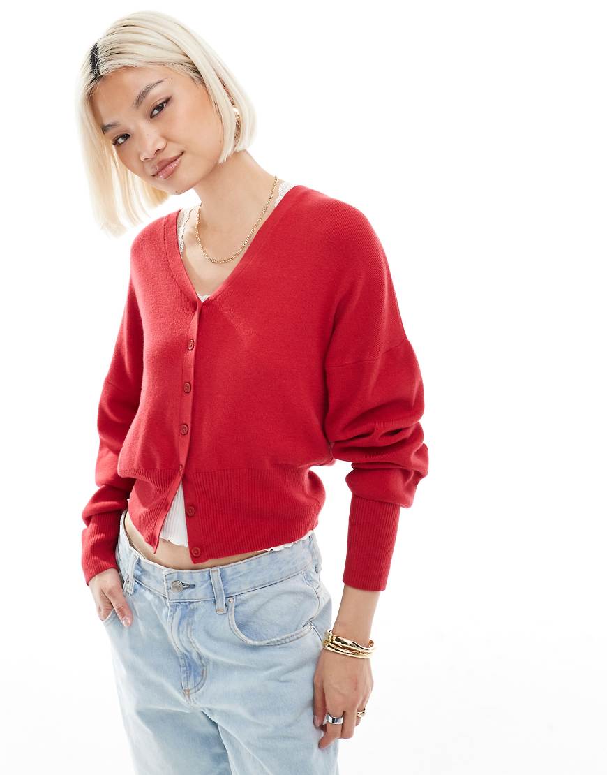 ASOS DESIGN - Schlichte Strickjacke in Rot mit strukturierter Taille ASOS DESIGN - Schlichte Strickjacke in Rot mit strukturierter Taille von ASOS DESIGN