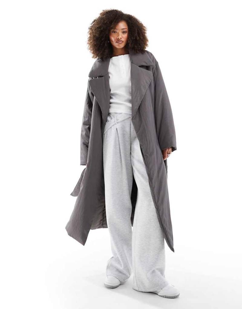ASOS DESIGN - Schlichter, gesteppter Longline-Mantel in Anthrazit-Rot von ASOS DESIGN