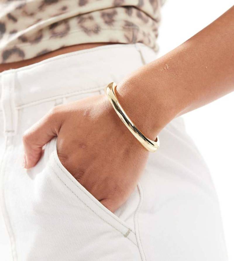 ASOS DESIGN - Schlichter Armreif in Goldoptik-Goldfarben von ASOS DESIGN