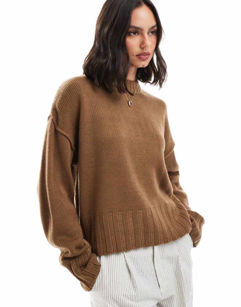 ASOS DESIGN - Schlichter Pullover in Braun mit Rundhalsausschnitt-Bunt von ASOS DESIGN