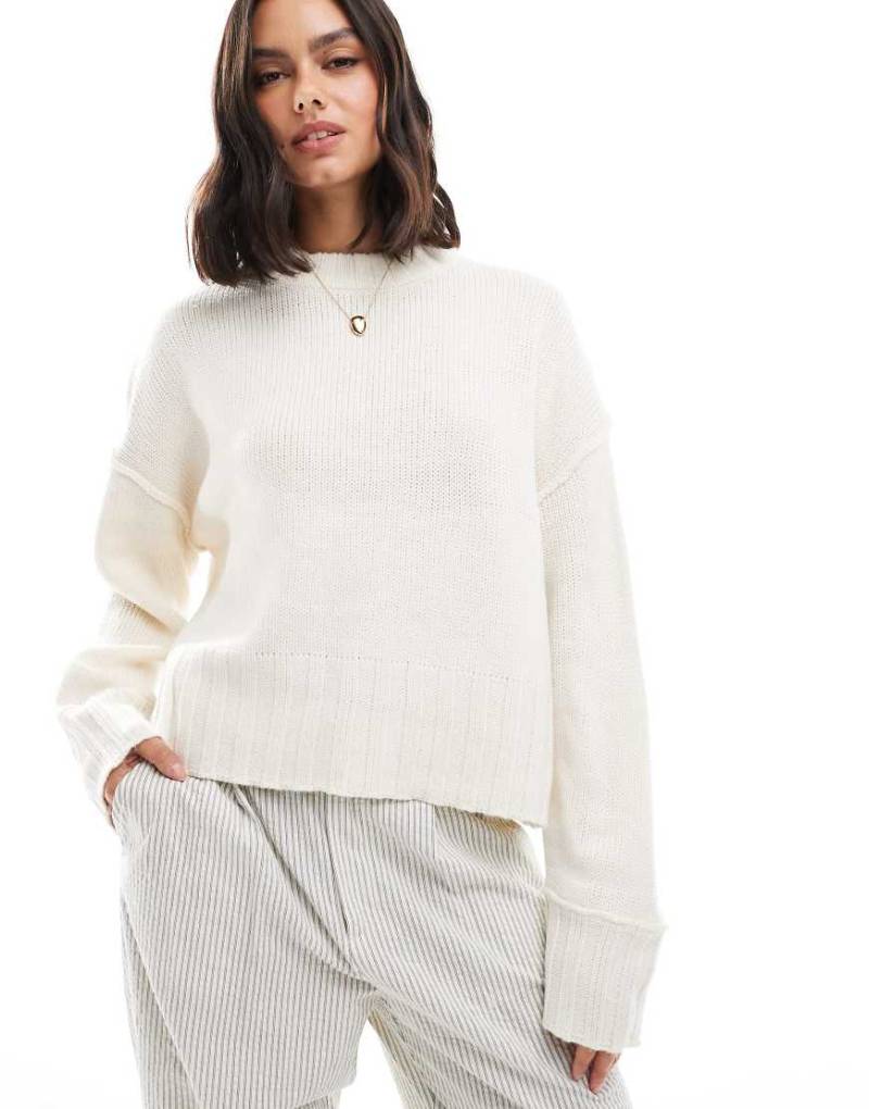 ASOS DESIGN - Schlichter Strickpullover in Weiß mit Rundhalsausschnitt von ASOS DESIGN