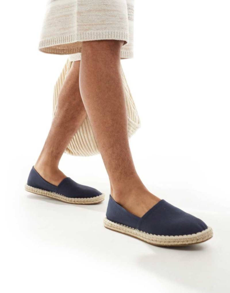 ASOS DESIGN - Schlupf-Espadrilles aus Canvas in Marineblau von ASOS DESIGN