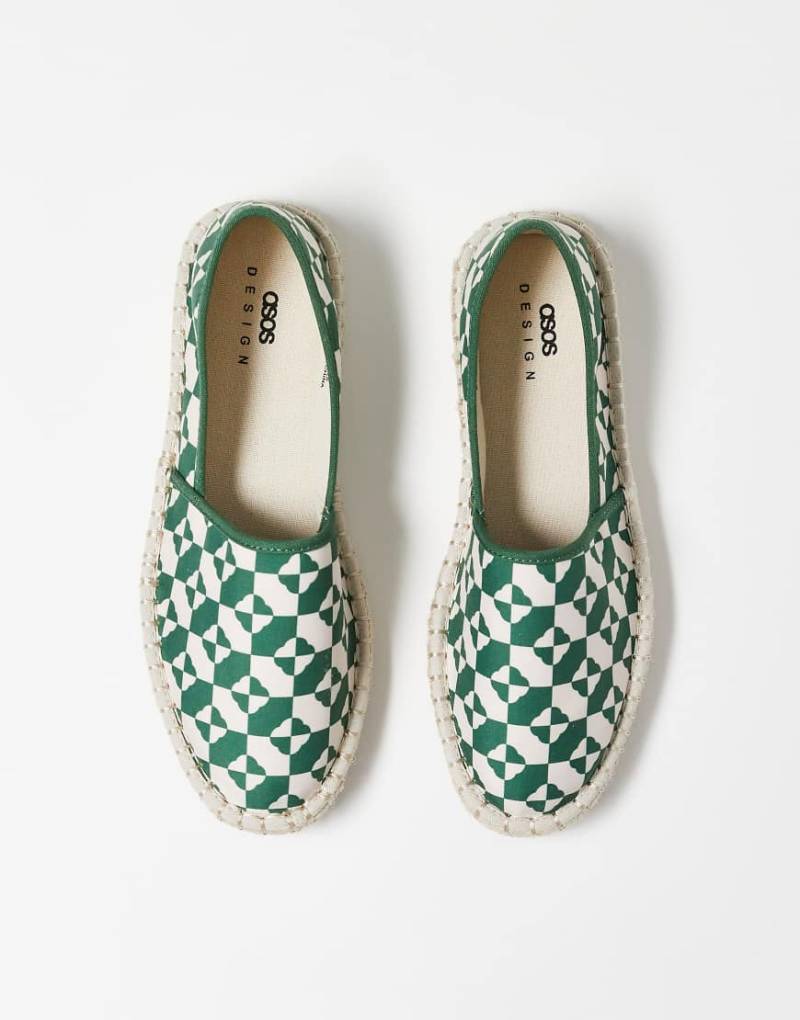 ASOS DESIGN - Schlupf-Espadrilles mit geometrischem Print-Grün von ASOS DESIGN