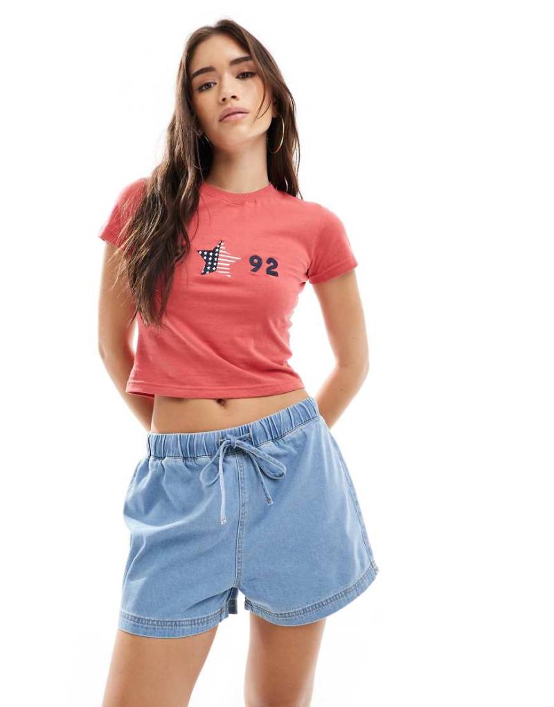 ASOS DESIGN - Schlupf-Jeansshorts in Bleach-Waschung im Jogginghosen-Stil-Blau von ASOS DESIGN