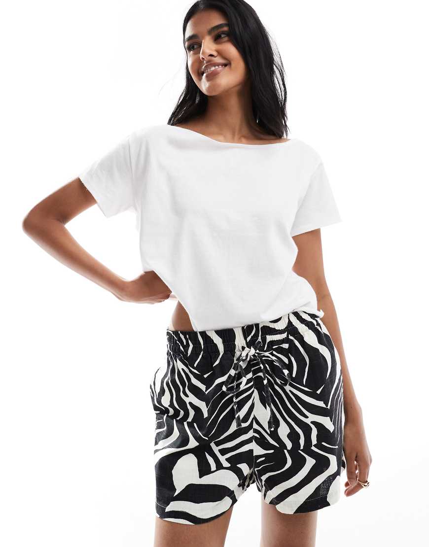 ASOS DESIGN - Schlupf-Shorts in Leinenoptik mit geteiltem Zebramuster, Kombiteil-Bunt ASOS DESIGN - Schlupf-Shorts in Leinenoptik mit geteiltem Zebramuster, Kombiteil-Bunt von ASOS DESIGN