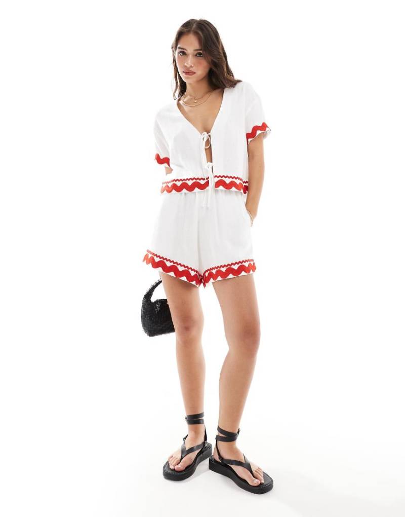 ASOS DESIGN - Schlupf-Shorts in Weiß mit Zickzack-Borte, Kombiteil von ASOS DESIGN