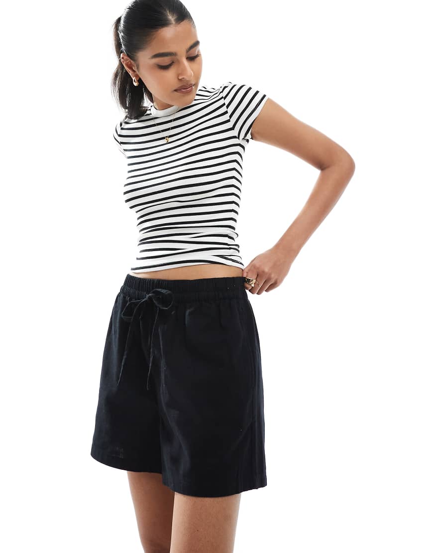 ASOS DESIGN - Schlupf-Shorts in schwarzer Leinenoptik von ASOS DESIGN