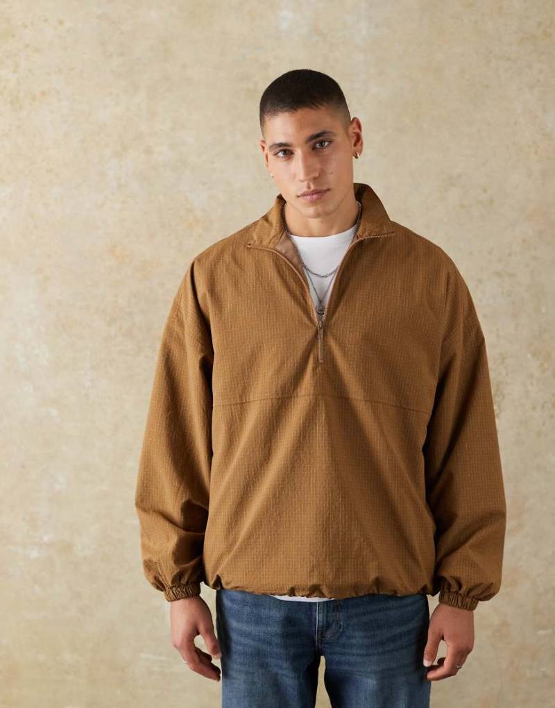 ASOS DESIGN - Schlupf-Windjacke in Braun von ASOS DESIGN