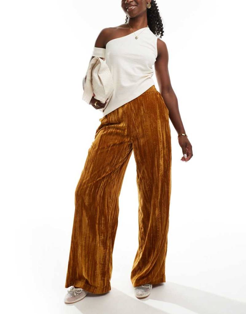 ASOS DESIGN - Schlupfhose aus Knittersamt in Gold-Goldfarben von ASOS DESIGN