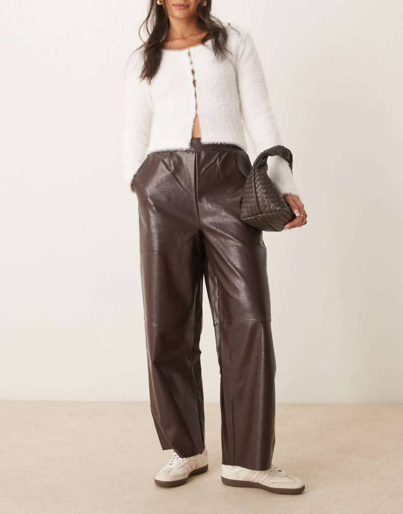 ASOS DESIGN - Barrel Leg Schlupfhose in Schokoladenbraun aus Kunstleder von ASOS DESIGN