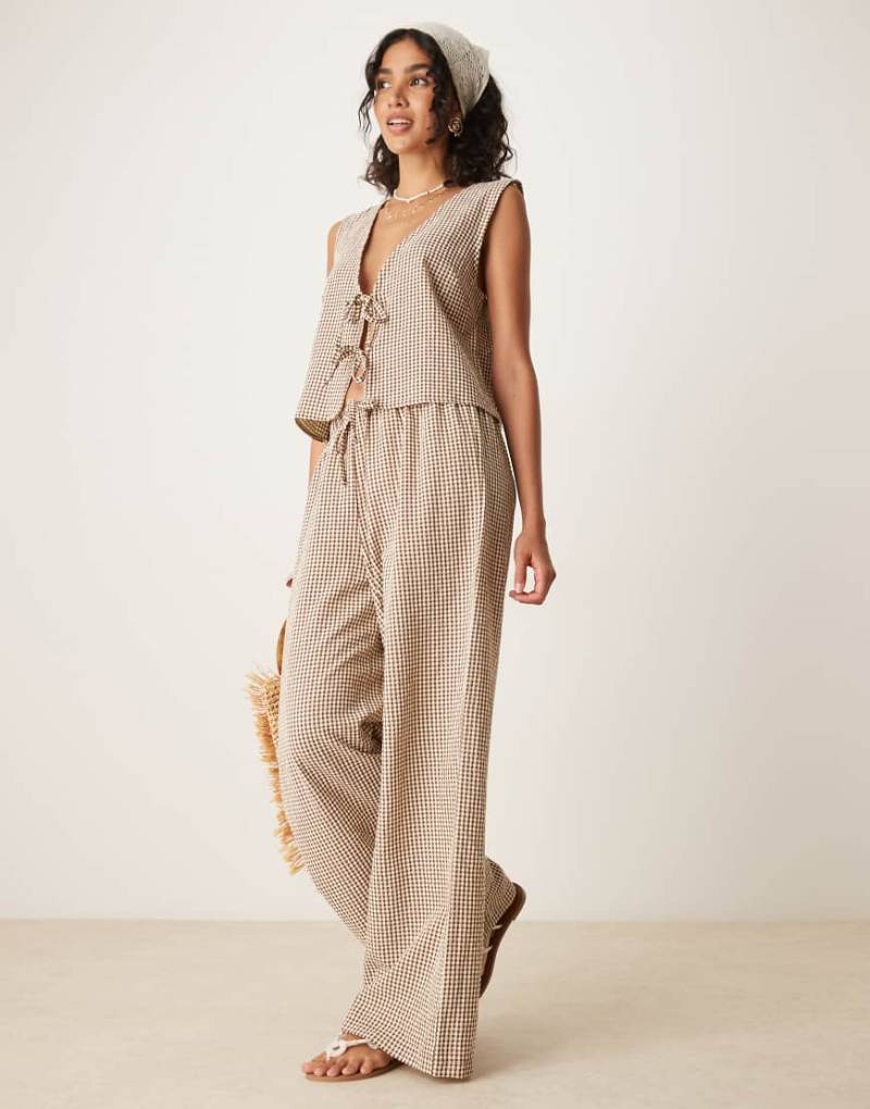 ASOS DESIGN - Schlupfhose in Buttermilchgelb mit weitem Bein und Vichy-Karos-Bunt von ASOS DESIGN