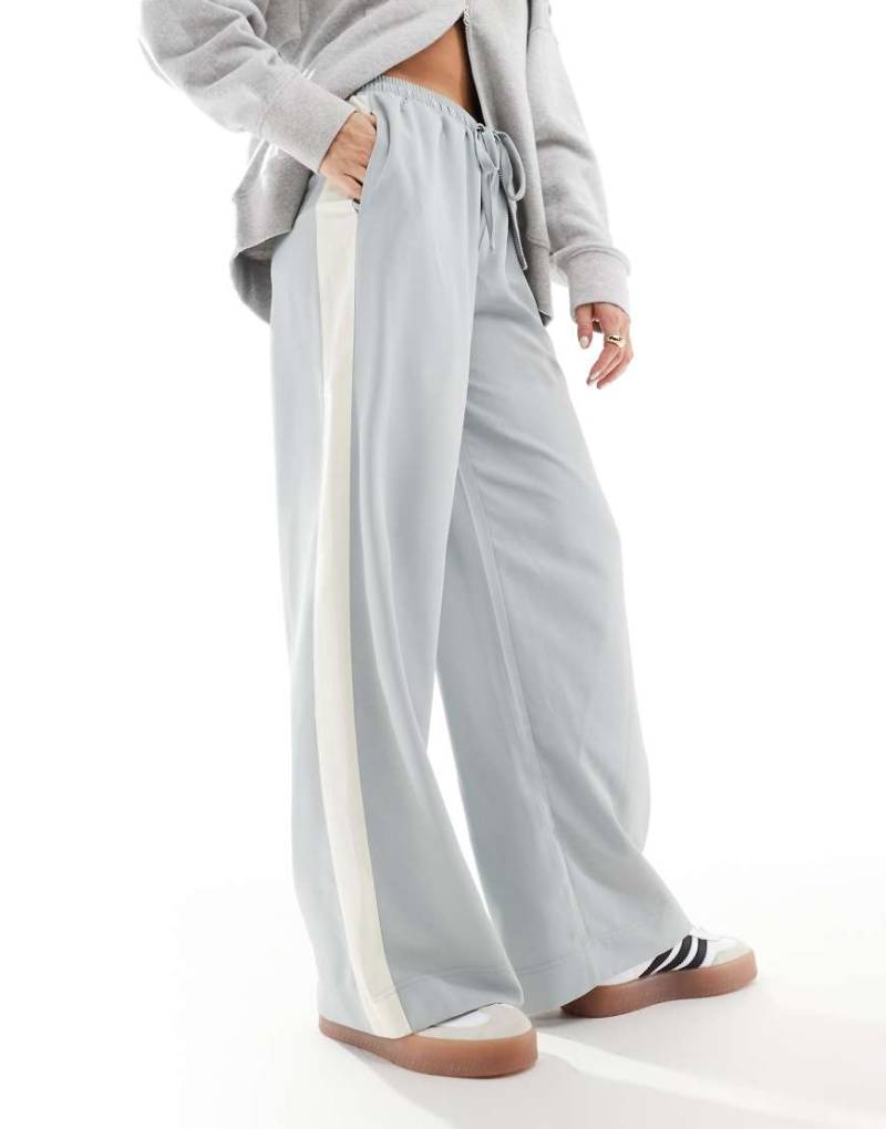 ASOS DESIGN - Schlupfhose in Hellblau mit Kontrastbahn von ASOS DESIGN