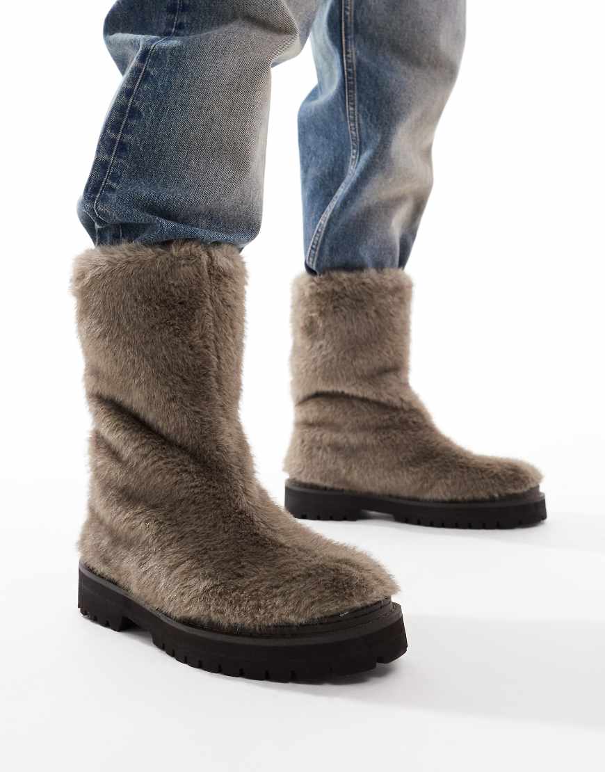 ASOS DESIGN - Schlupfstiefel aus Kunstpelz in Braun von ASOS DESIGN