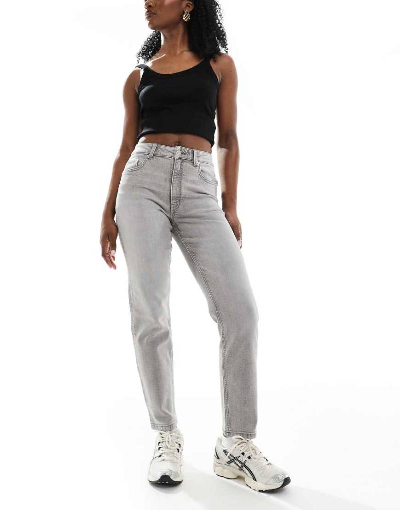 ASOS DESIGN - Schmal geschnittene, bequeme Mom-Jeans in Grau von ASOS DESIGN