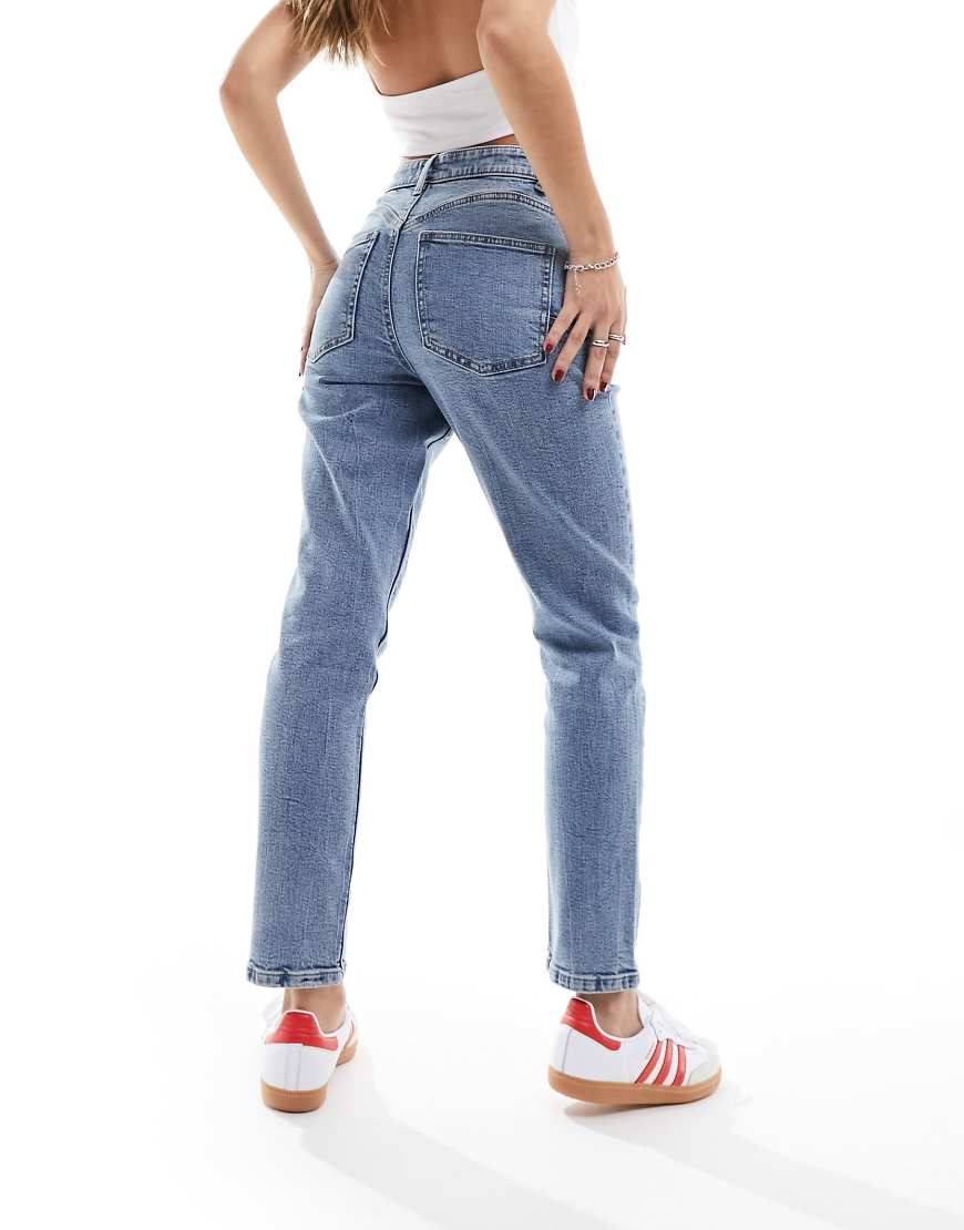 ASOS DESIGN - Schmal geschnittene, bequeme Mom-Jeans in Mittelblau mit figurformendem Effekt von ASOS DESIGN