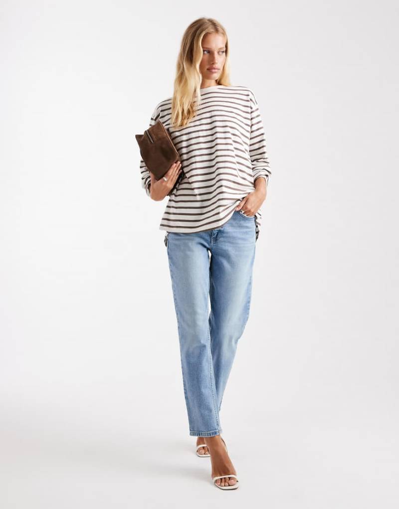 ASOS DESIGN - Schmal geschnittene, bequeme Mom-Jeans in Mittelblau von ASOS DESIGN