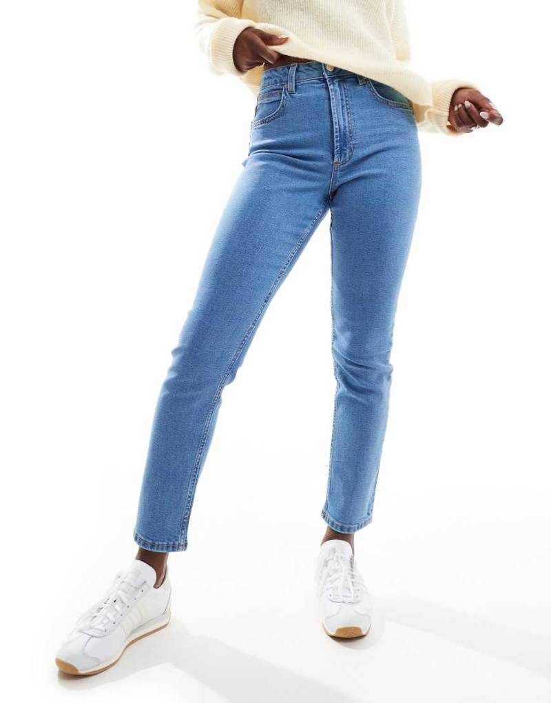 ASOS DESIGN - Schmal geschnittene, bequeme Mom-Jeans in einfarbigem Mittelblau von ASOS DESIGN