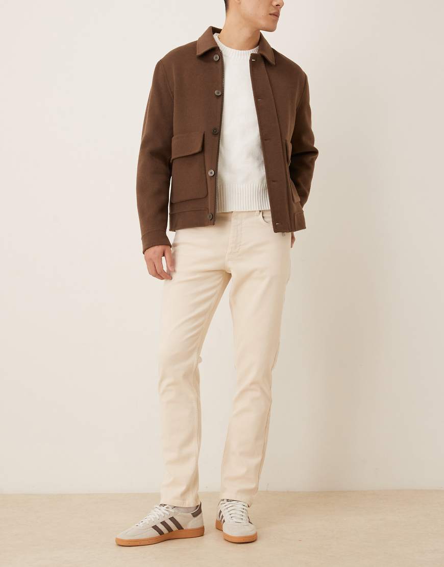 ASOS DESIGN - Schmal geschnittene, bequeme Stretch-Jeans in überfärbtem Beige-Neutral von ASOS DESIGN