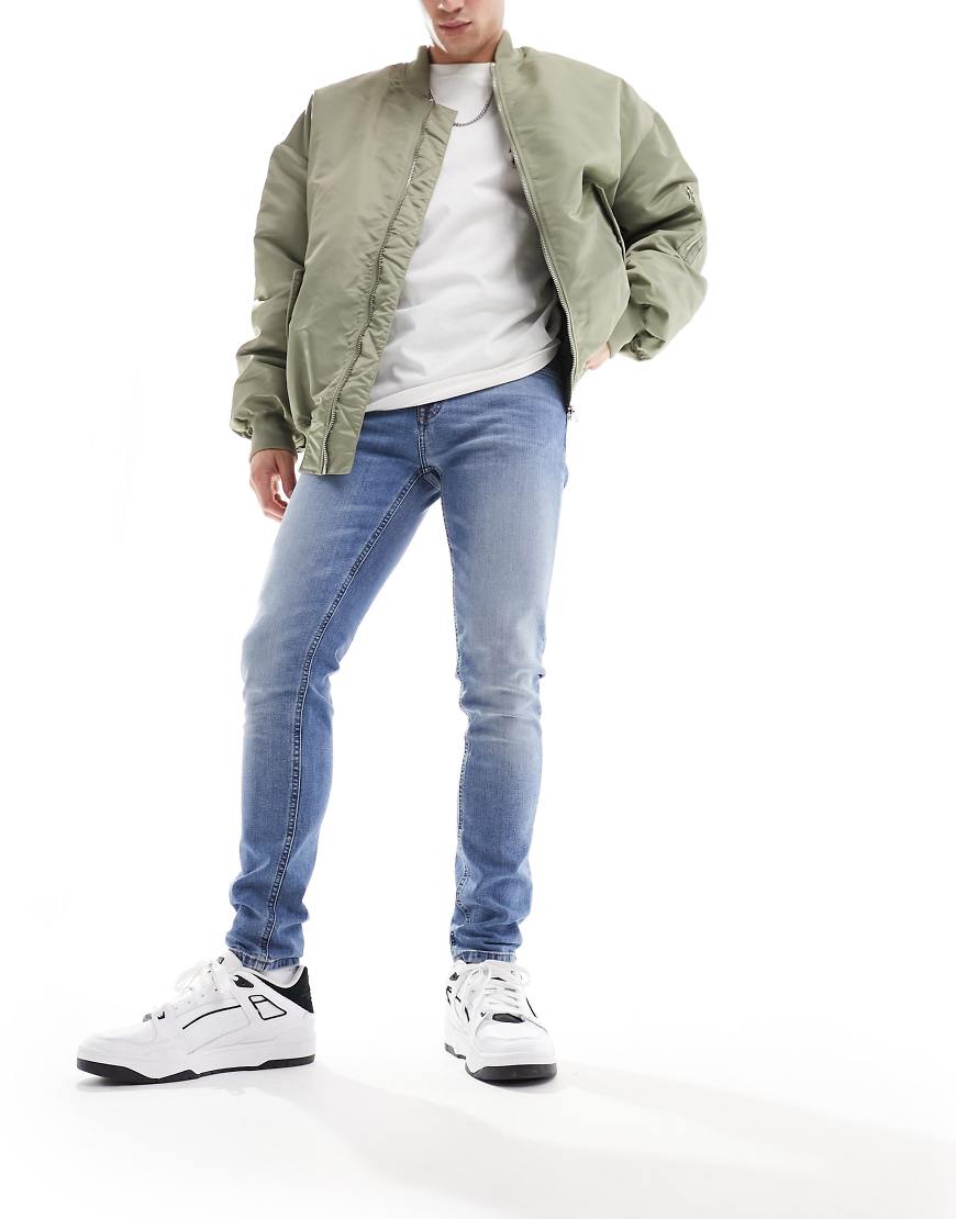 ASOS DESIGN - Schmal geschnittene, überfärbte Jeans in verwaschenem Mittelblau ASOS DESIGN - Schmal geschnittene, überfärbte Jeans in verwaschenem Mittelblau von ASOS DESIGN