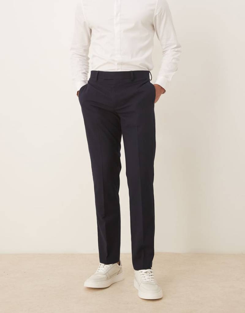 ASOS DESIGN - Schmal geschnittene Anzughose aus Flannel in Marineblau ASOS DESIGN - Schmal geschnittene Anzughose aus Flannel in Marineblau von ASOS DESIGN