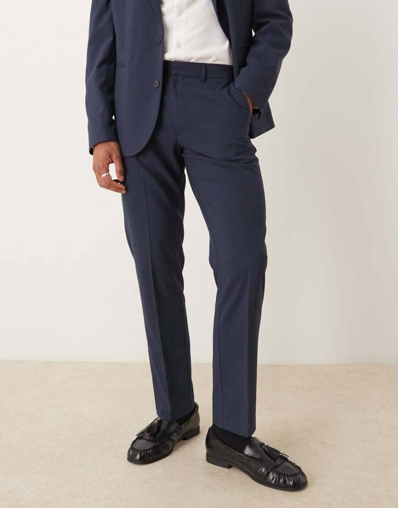ASOS DESIGN - Schmal geschnittene Anzughose in Marineblau ASOS DESIGN - Schmal geschnittene Anzughose in Marineblau von ASOS DESIGN