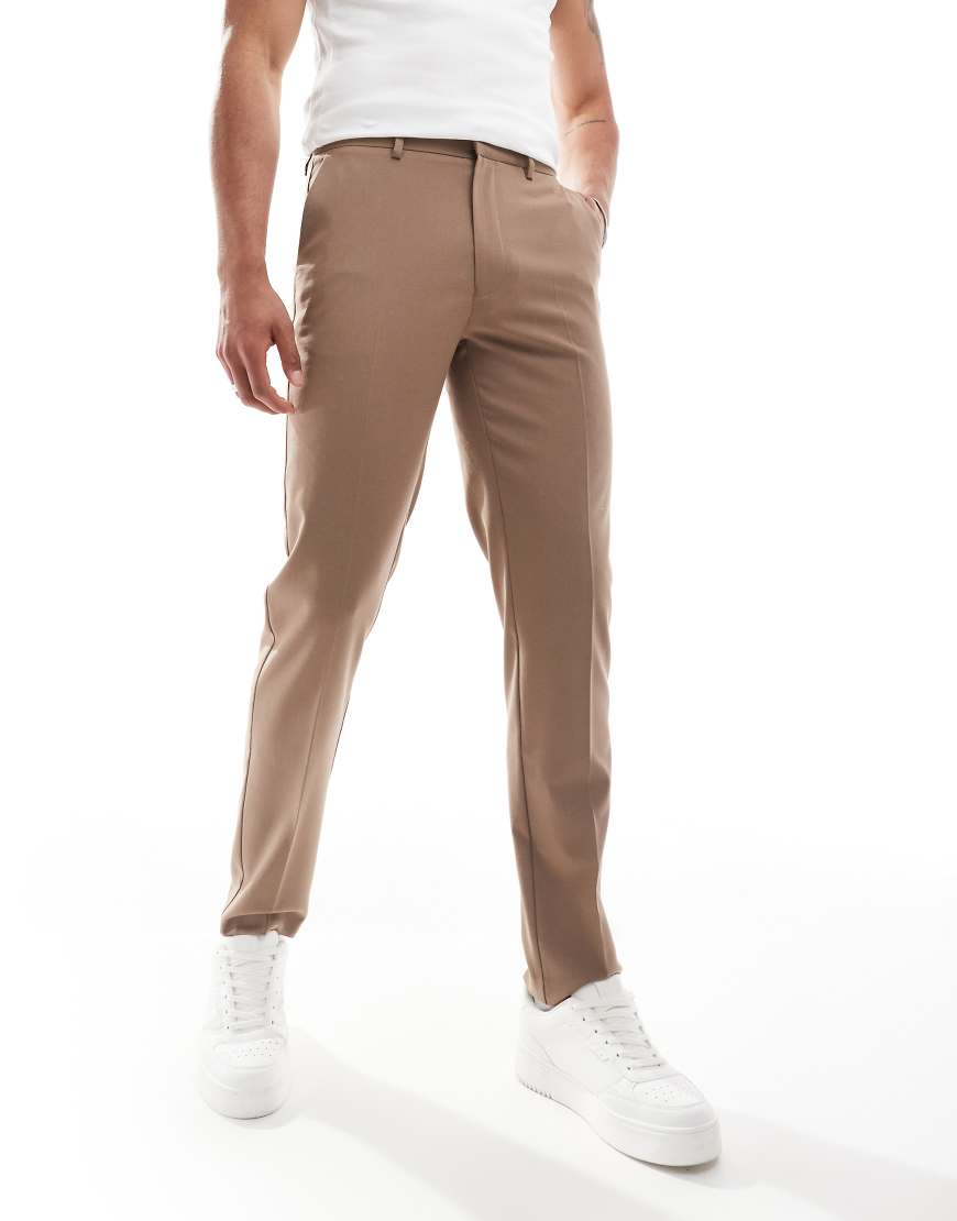 ASOS DESIGN - Schmal geschnittene Anzughose in dunklem Steinbeige-Neutral ASOS DESIGN - Schmal geschnittene Anzughose in dunklem Steinbeige-Neutral von ASOS DESIGN