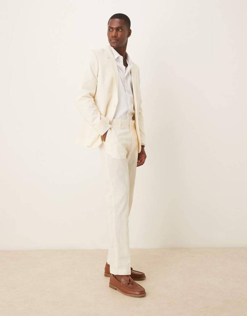 ASOS DESIGN - Schmal geschnittene Anzughose in ecru Leinenoptik mit Bundfalten-Weiß von ASOS DESIGN