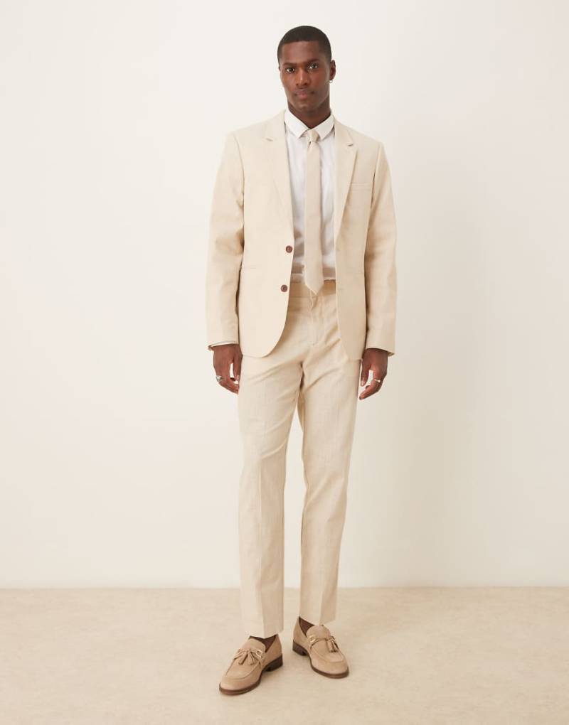 ASOS DESIGN - Schmal geschnittene Anzughose in steinbeiger Leinenoptik mit Bundfalten-Neutral von ASOS DESIGN